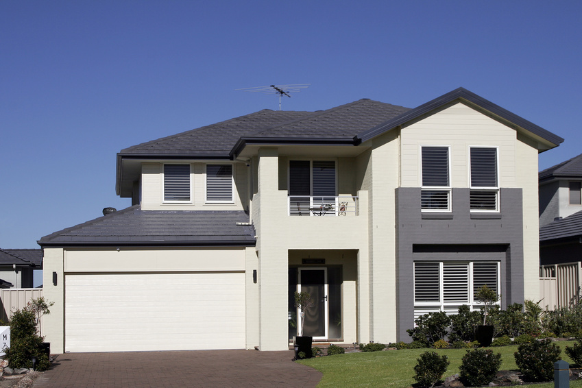 Modernes freistehendes Wohnhaus mit Garage