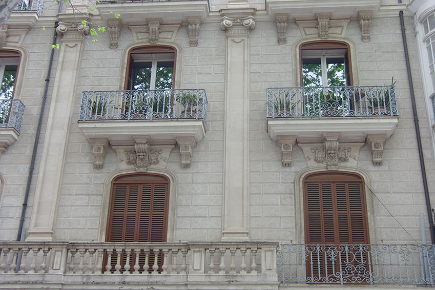 Altbaufassade mit Balkonen und Fensterläden
