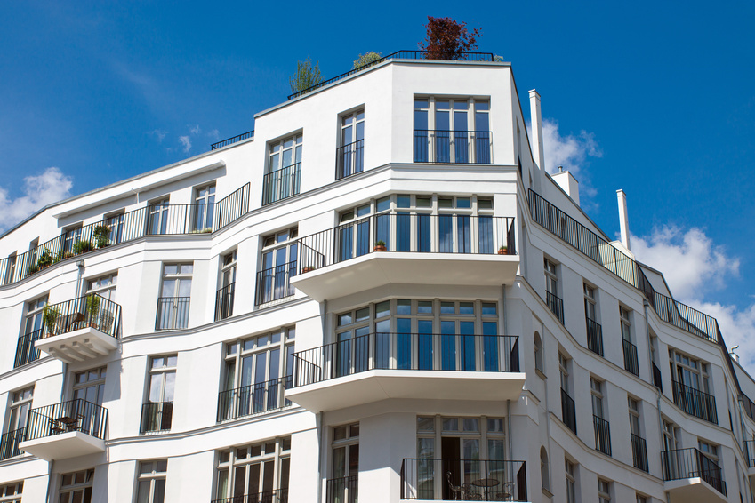 Modernes weißes Mehrfamilienhaus mit Balkonen