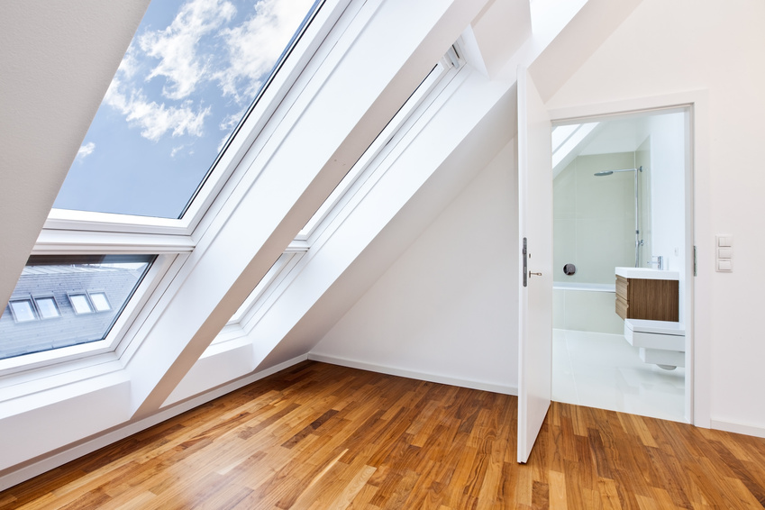 Helles Dachgeschosszimmer mit angrenzendem Bad